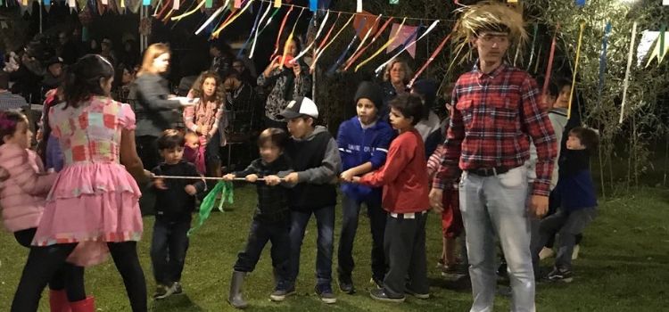 brincadeiras de festa junina cabo de guerra