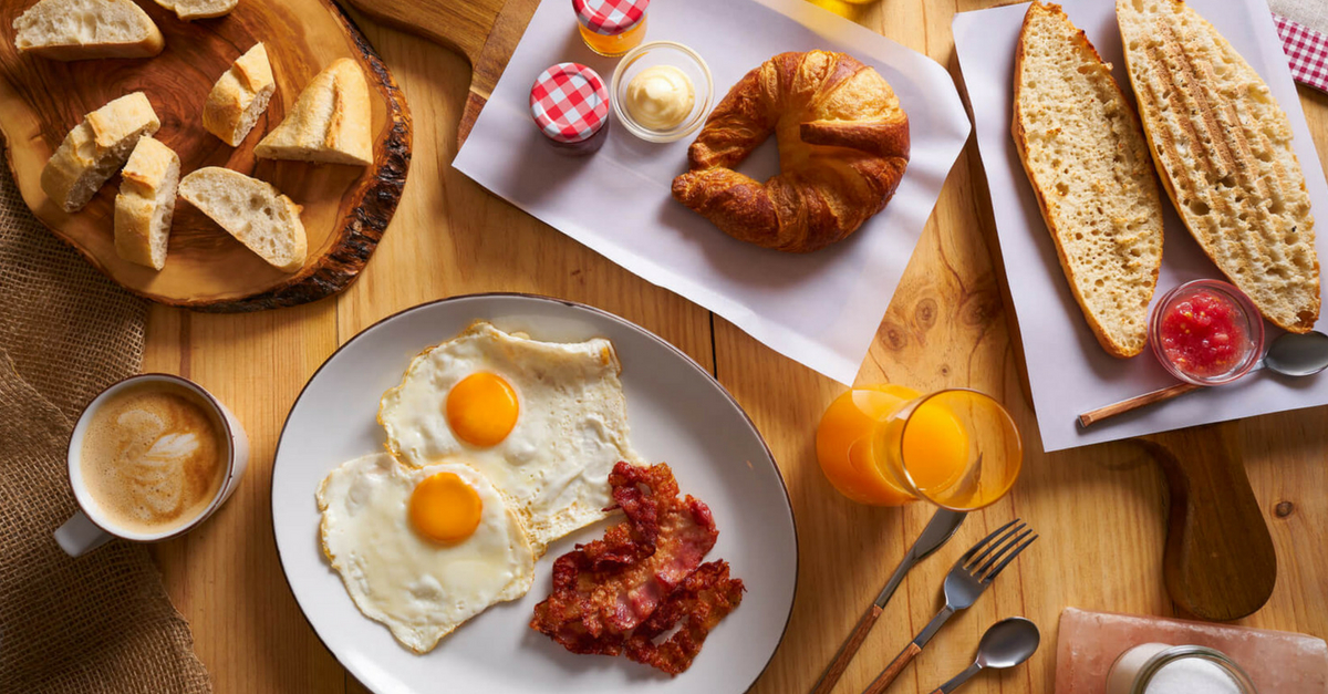 7 Passos para preparar um café da manhã americano típico