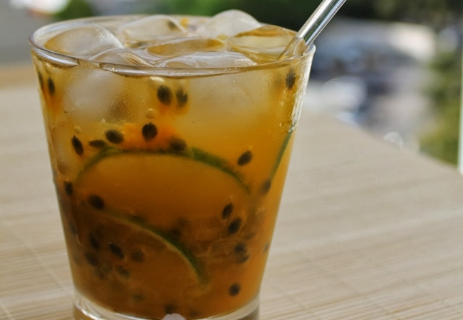 caipirinha de maracujá com limao