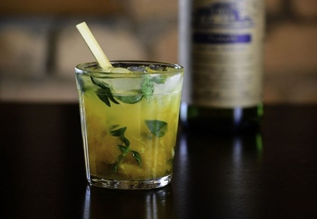 caipirinha de maracujá e manjericao