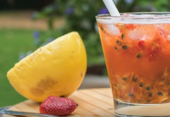 caipirinha de morango e maracujá