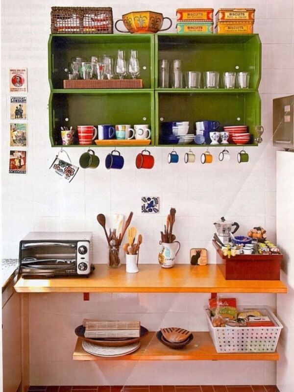 decoração de cozinha pequena caixotes como nichos
