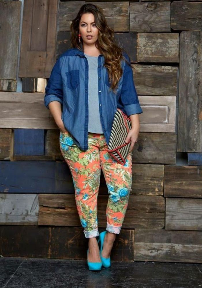 look calça estampada camisa jeans