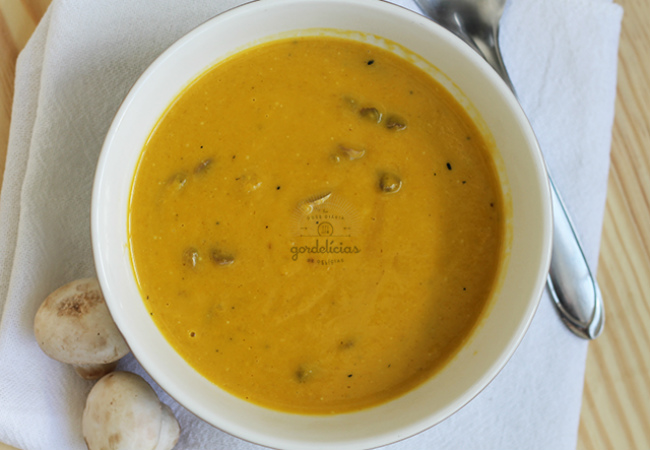 caldo de abóbora com sálvia e cogumelos