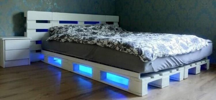modelo cama de pallet com iluminação