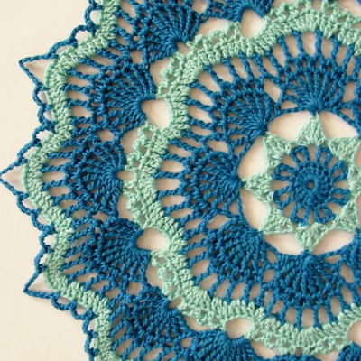 caminho de mesa de croche azuis