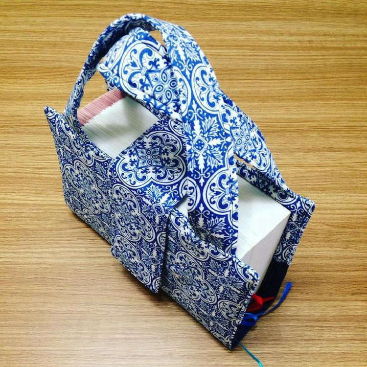 capa livro com artesanato em tecido