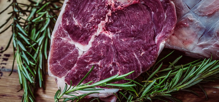 Carne mal cozida e contaminada pode transmitir salmonella