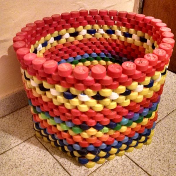 cesto colorido de tampinhas
