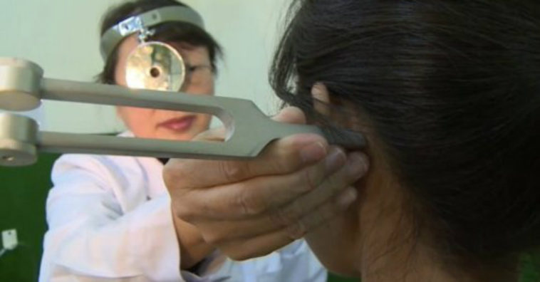 chinesa acorda com problema auditivo