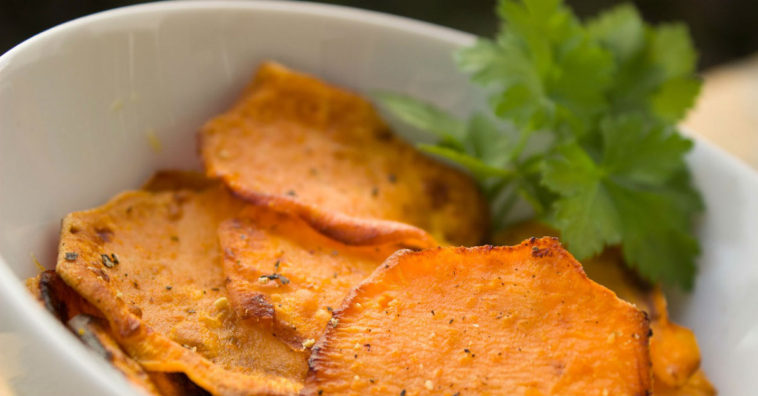 chips de batata-doce no micro-ondas