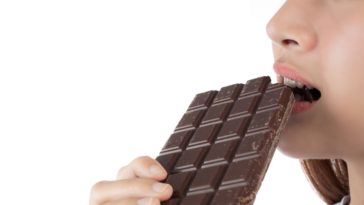 chocolate dá espinha