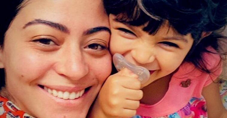 Carol Castro desabafa sobre uso de chupeta