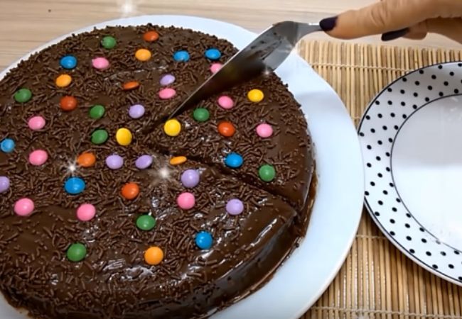 torta de chocolate com coco e cobertura de brigadeiro