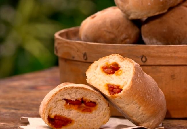 pão com linguiça picante na massa