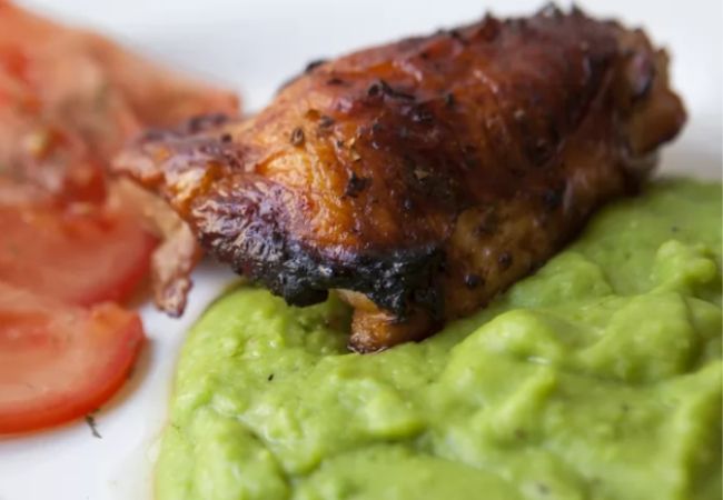 frango na cerveja com purê de ervilha