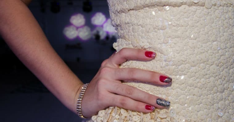 unhas decoradas com adesivo