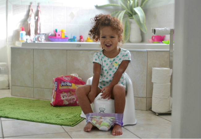 como ensinar o bebê a usar o penico distrações