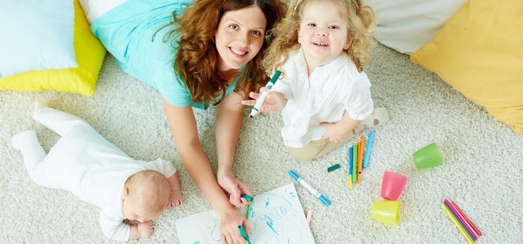 como escolher uma babá