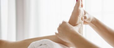 como fazer massagem nos pés