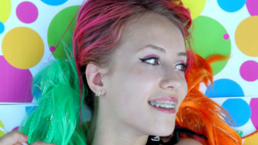 mechas coloridas no cabelo