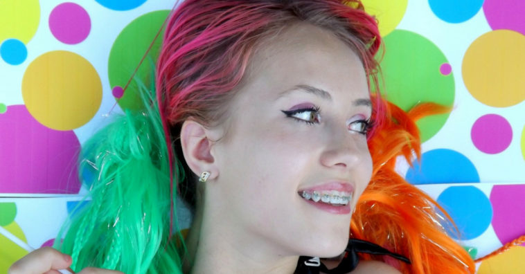 mechas coloridas no cabelo