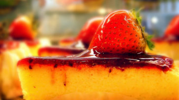 como fazer pudim de iogurte com calda de morango