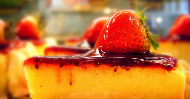 como fazer pudim de iogurte com calda de morango