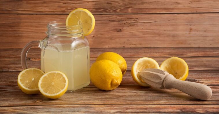 como fazer suco de limão em casa