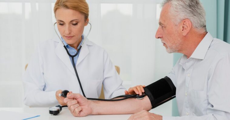 como funciona um medidor de pressão arterial