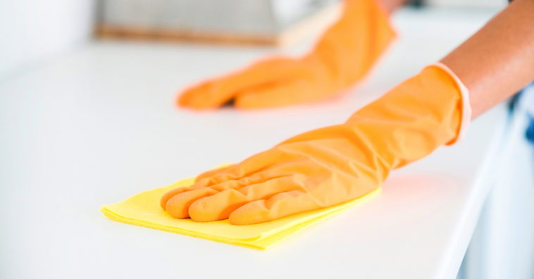 limpar a bancada da cozinha