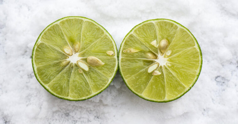 como limpar a tábua de carne com sal e limão