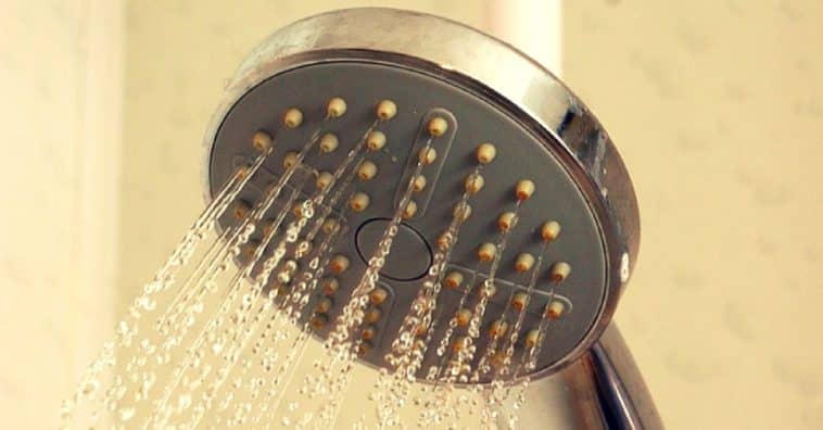 como limpar chuveiro
