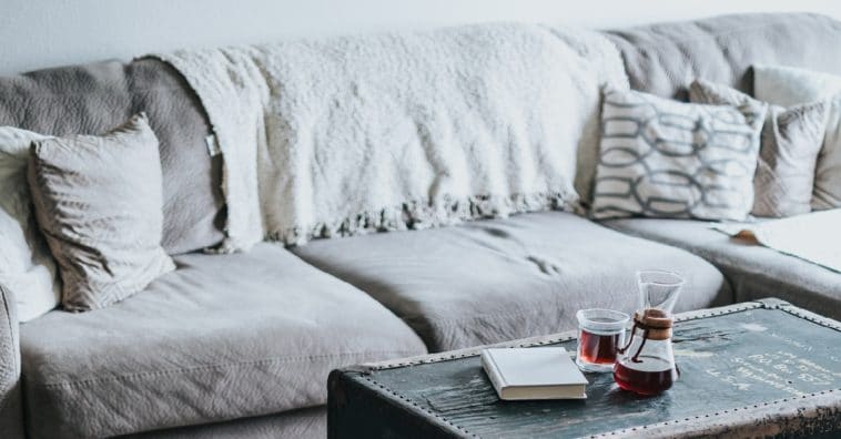 como limpar sofá de tecido