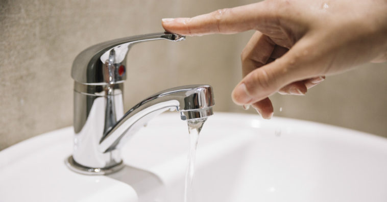 como limpar torneiras