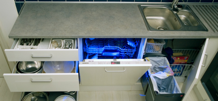 como organizar armário de cozinha caixas