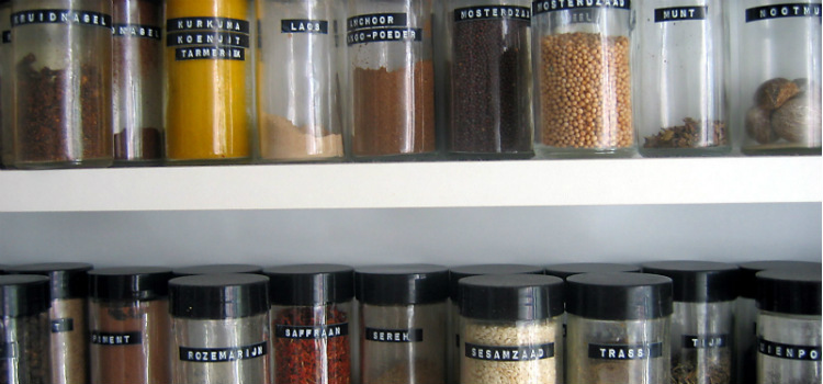 como organizar armário de cozinha etiqueta