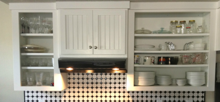 como organizar armário de cozinha prateleiras