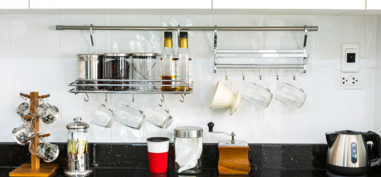 como organizar armário de cozinha suportes