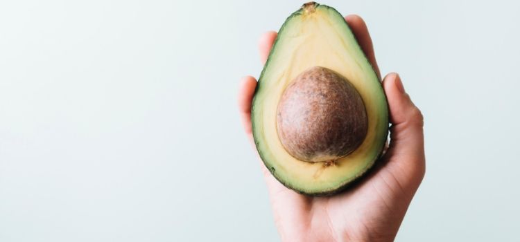 como saber se o abacate está maduro pelo toque e cor