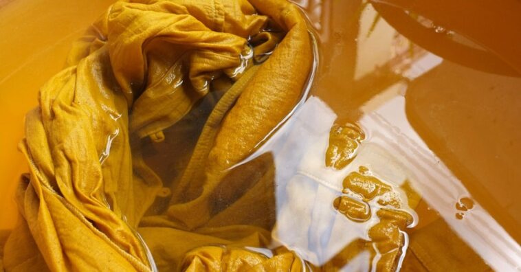 como tingir roupa com chá