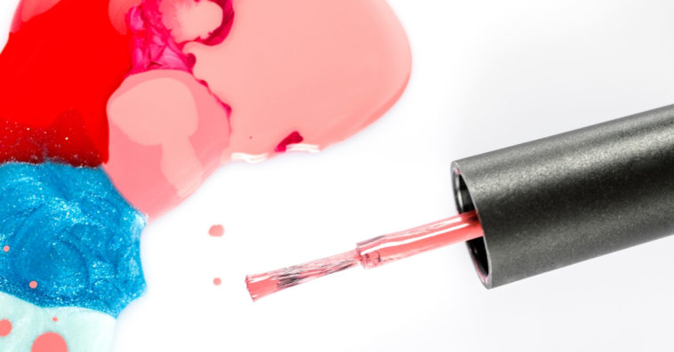 tirar mancha de esmalte da roupa