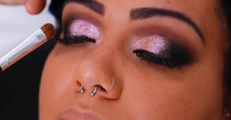 tirar maquiagem dos olhos