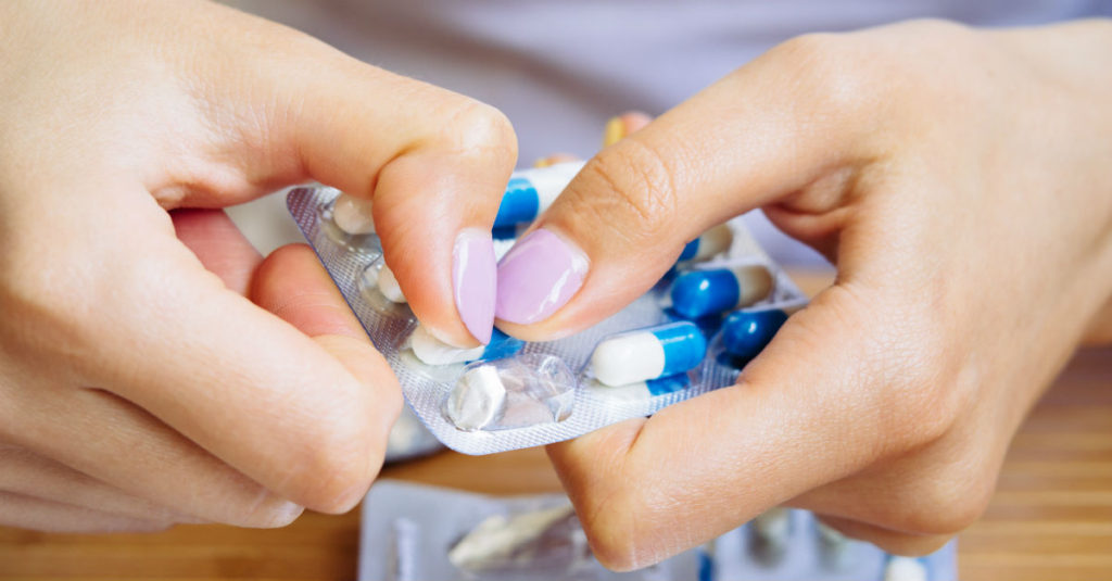 Como tomar medicamentos corretamente (e o que não se deve fazer)