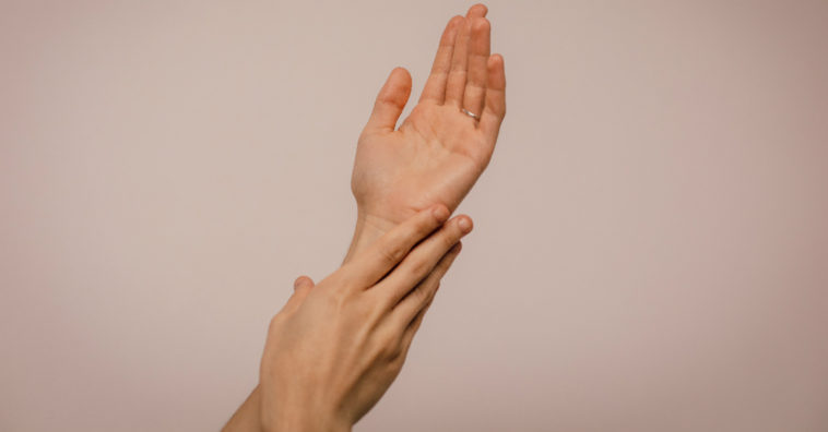 como tratar mãos secas