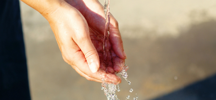 como tratar mãos secas água