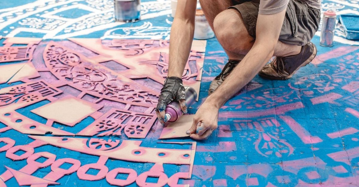 Como usar a técnica de stencil para pintura no chão e na parede