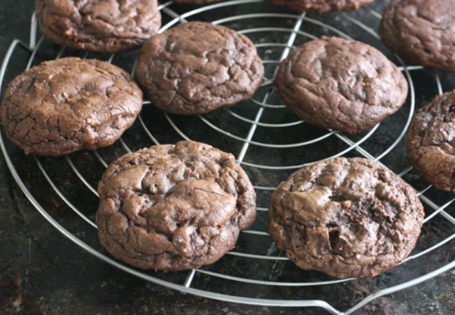 cookies com gotas de chocolate e massa de chocolate