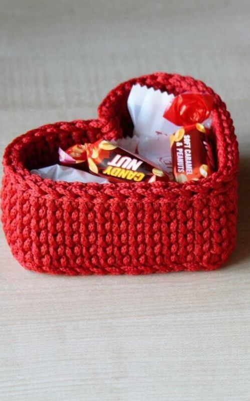 cesto coração com crochê endurecido