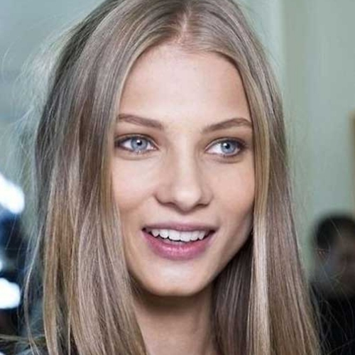 modelo de cores de cabelo loiro escuro